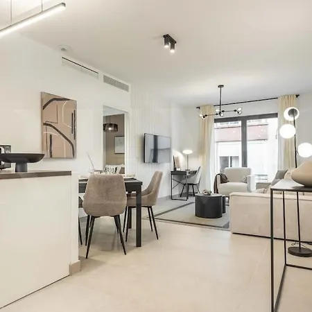 Modern With Patio & Parking By Rems Malaga