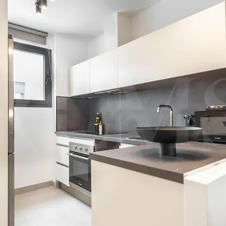 Modern With Patio & Parking By Rems