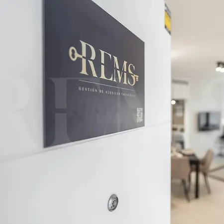 Modern With Patio & Parking By Rems Malaga