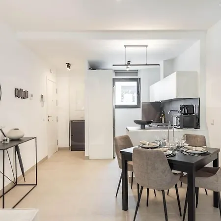 Modern With Patio & Parking By Rems *