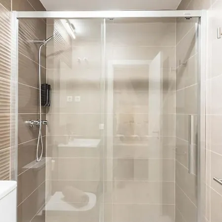 Modern With Patio & Parking By Rems Apartment *