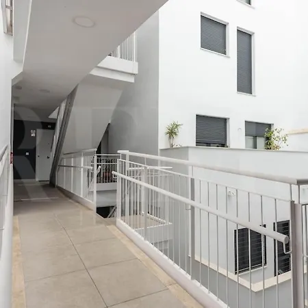 Modern With Patio & Parking By Rems Apartment