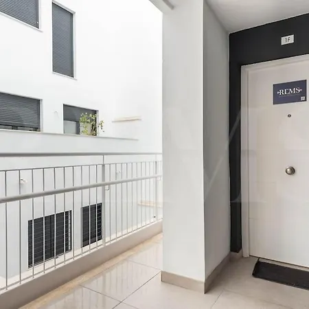 Apartment Modern With Patio & Parking By Rems *