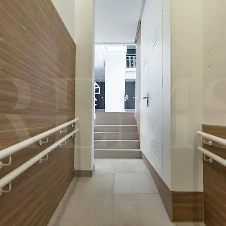 Modern With Patio & Parking By Rems *